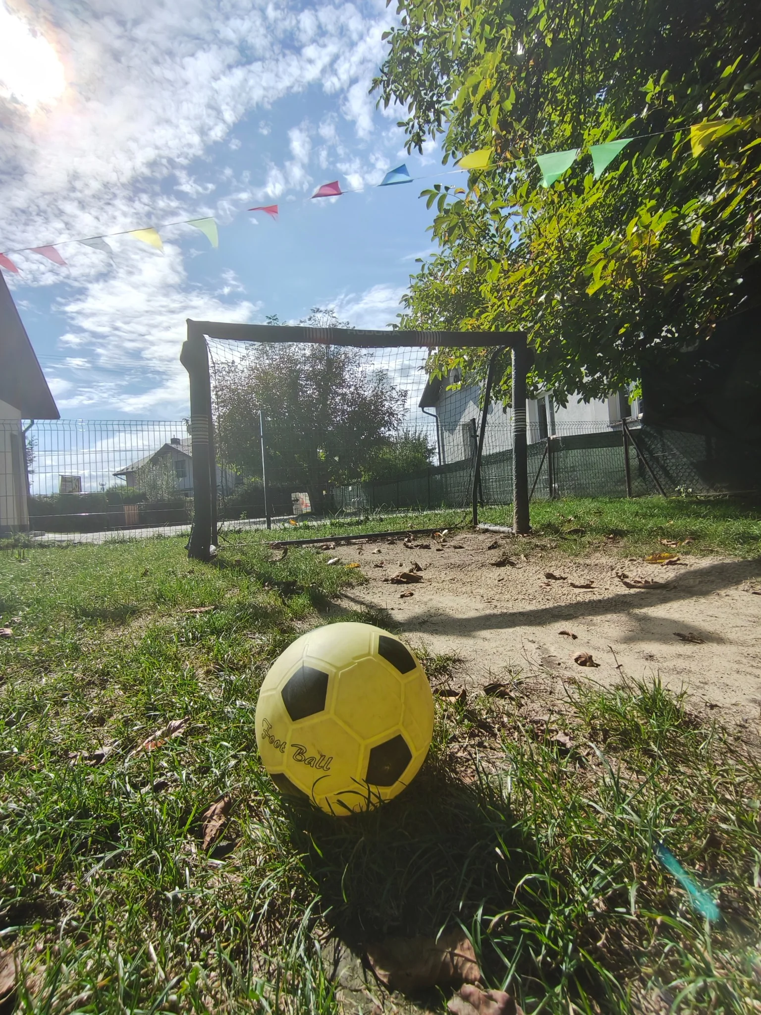 Bramka i piłka w sportowej części ogrodu