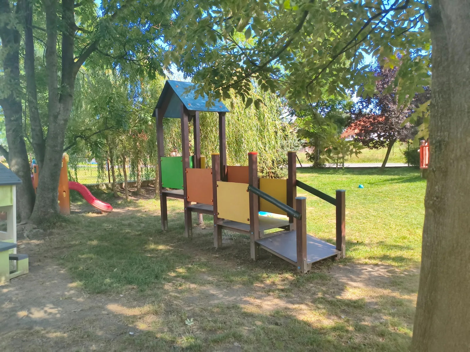 Zacieniona część ogrodu Tęczowego Ogrodu